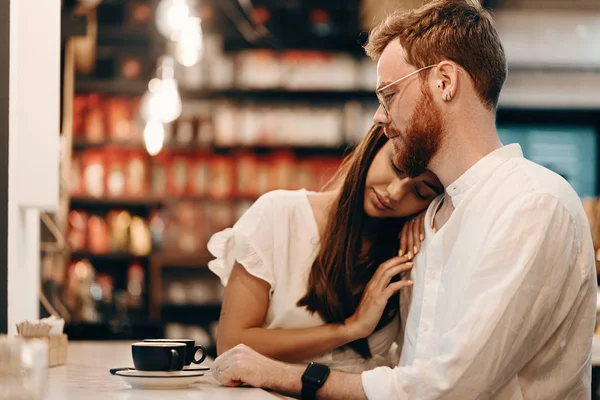 Kochająca para w kawiarni — Zdjęcie stockowe