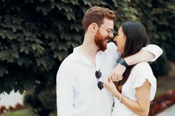 Joven pareja feliz abrazándose en la calle de la ciudad —  Fotos de Stock