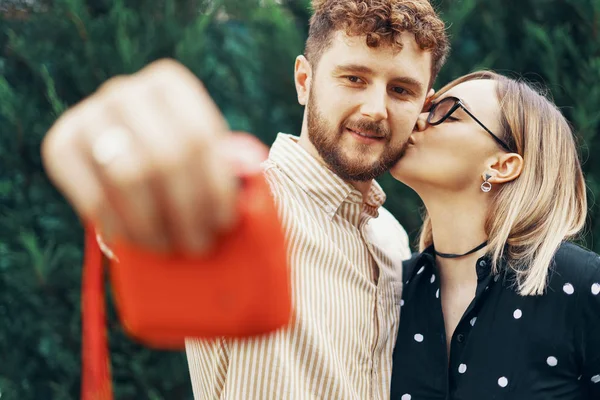Ungt par i kärlek tar en selfie med en omedelbar kamera — Stockfoto