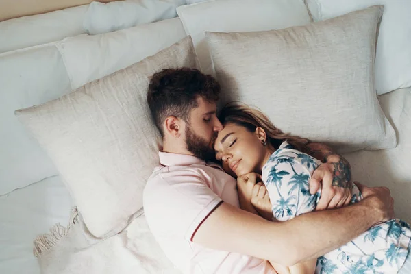 Aşık çift yatakta kucaklıyor — Stok fotoğraf