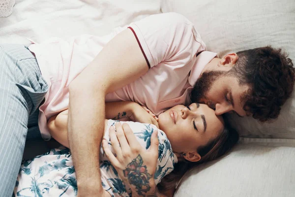 Couple amoureux embrasse sur le lit — Photo