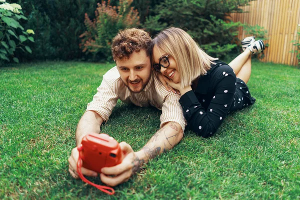 Aşık genç çift anlık kamerayla selfie çekiyor — Stok fotoğraf