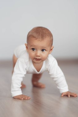 Çocuk ilk adımlarını atmaya çalışıyor.