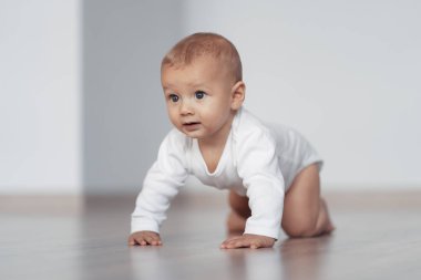 Çocuk ilk adımlarını atmaya çalışıyor.