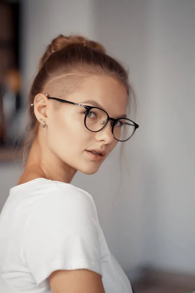 Porträt einer niedlichen Blondine mit Brille — Stockfoto