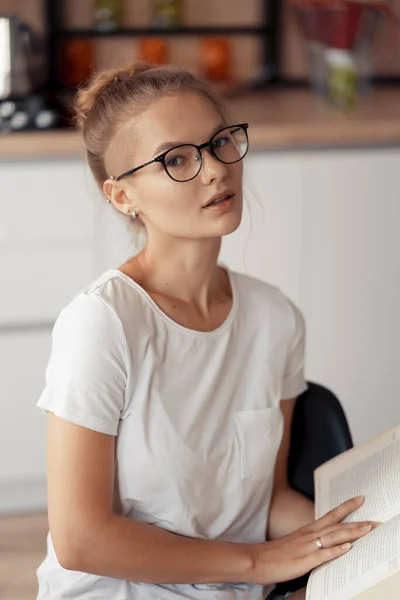 Menina bonito está lendo um livro — Fotografia de Stock