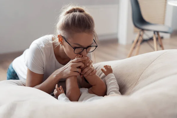 Jeune mère avec bébé — Photo