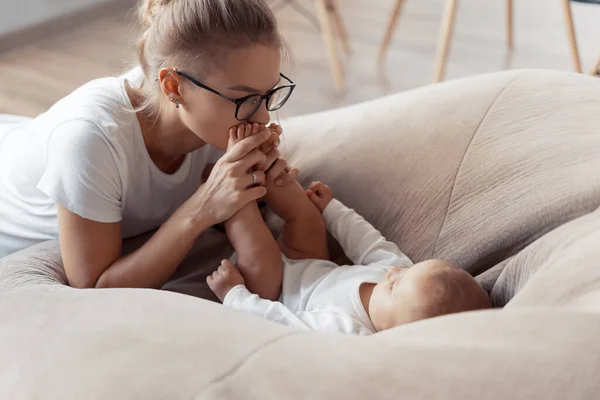 Jeune mère avec bébé — Photo