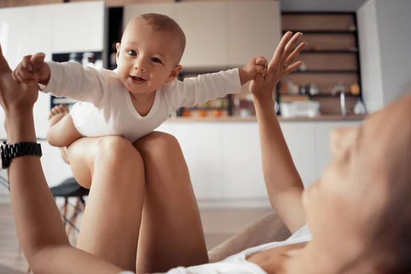 Jeune mère avec bébé — Photo