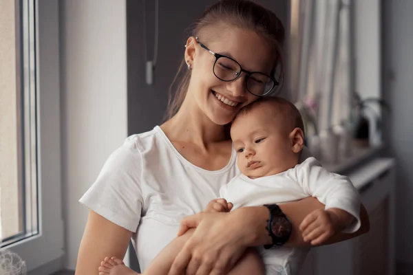 Jeune mère avec bébé — Photo