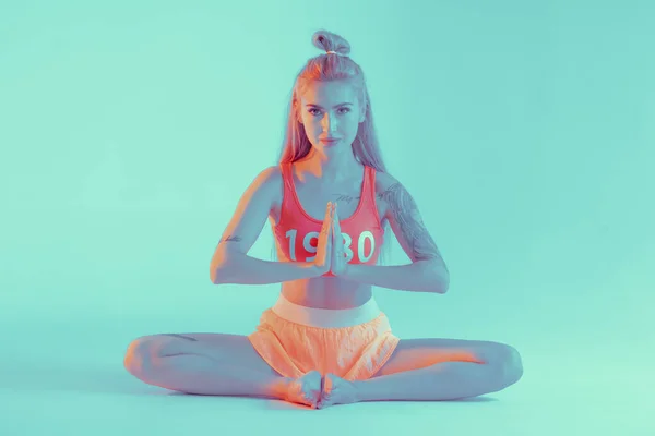 Atletik Genç Kadın Yoga Egzersizi Yapıyor Eski Spor Kıyafetleri Içinde — Stok fotoğraf