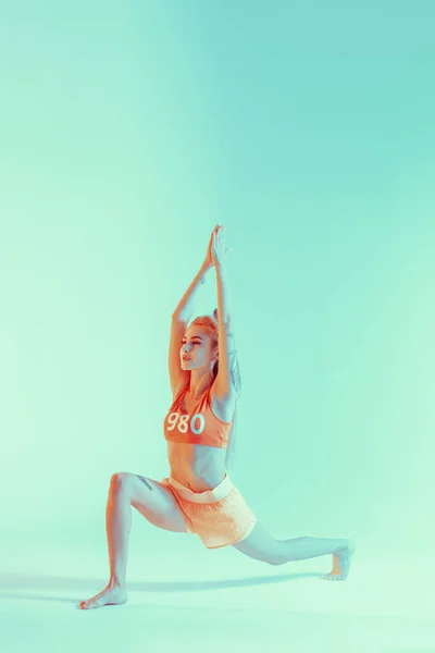 Mujer Joven Atlética Haciendo Ejercicio Yoga Vestido Con Ropa Deportiva — Foto de Stock