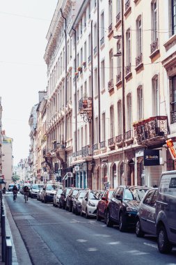 Lyon, Fransa - 7 Mayıs 2019. Şehir merkezinde park halindeki arabaların olduğu dar sokak