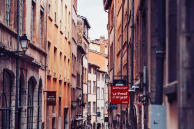 Lyon, Fransa - 9 Mayıs 2019. Lyon, Fransa'nın eski merkezinde büyüleyici dar sokak