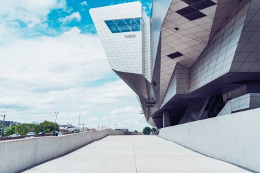 Lyon, Fransa - 10 Mayıs 2019. Confluence bölgesi, Confluence müzesinin modern mimarileri