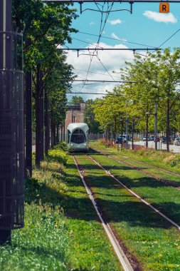 Lyon, Fransa - 11 Mayıs 2019. Modern Lyon tramvay, şehir manzarası
