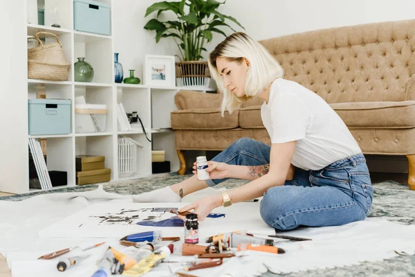 Mooie Jonge Vrouw Kunstenaar Tekening Een Comfortabele Interieur — Stockfoto