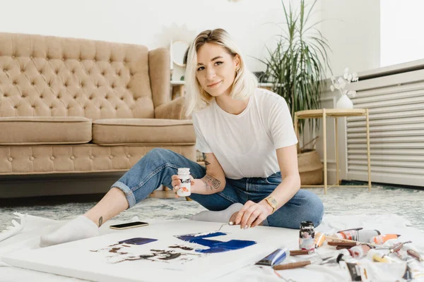 Mooie Jonge Vrouw Kunstenaar Tekening Een Comfortabele Interieur — Stockfoto