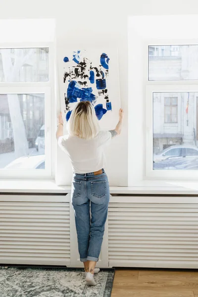 Blond Blank Vrouw Plaatsen Abstracte Zwart Fantoom Blauwe Verf Muur — Stockfoto