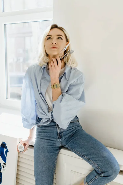 Retrato Sorrindo Bela Mulher Posando Enquanto Pintava Espaço Autêntico Relaxamento — Fotografia de Stock