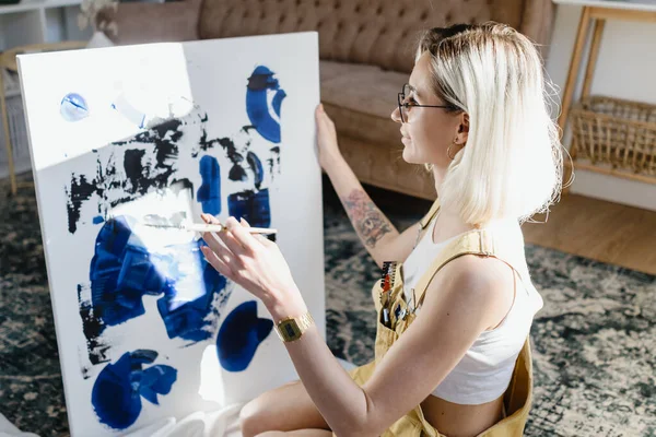 Güzel Genç Bir Kadın Sanatçı Rahat Bir Evin Içini Çiziyor — Stok fotoğraf
