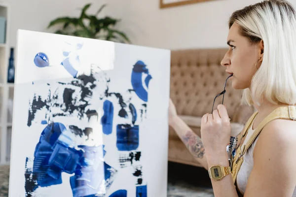 Mooie Jonge Vrouw Kunstenaar Tekening Een Comfortabele Interieur — Stockfoto