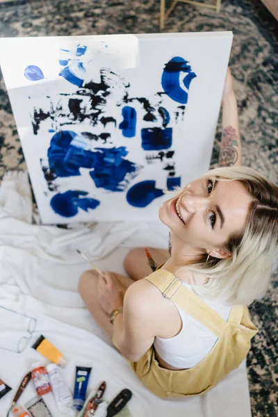 Retrato Sorrindo Bela Mulher Posando Enquanto Pintava Espaço Autêntico Relaxamento — Fotografia de Stock