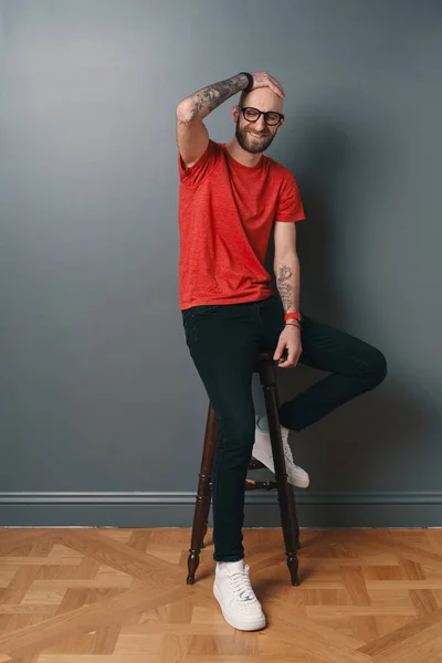 Smiling Bearded Young Man Gray Background Stylish Man Wearing Glasses — Stock Photo, Image