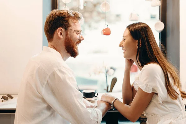 Una Pareja Cariñosa Una Cafetería Feliz Joven Pareja Está Bebiendo — Foto de Stock