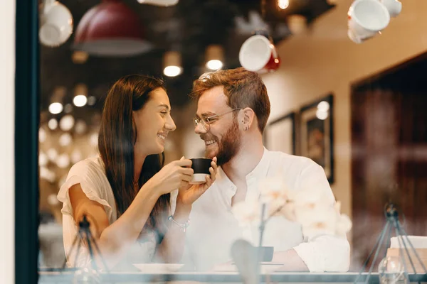 Una Pareja Cariñosa Una Cafetería Feliz Joven Pareja Está Bebiendo — Foto de Stock