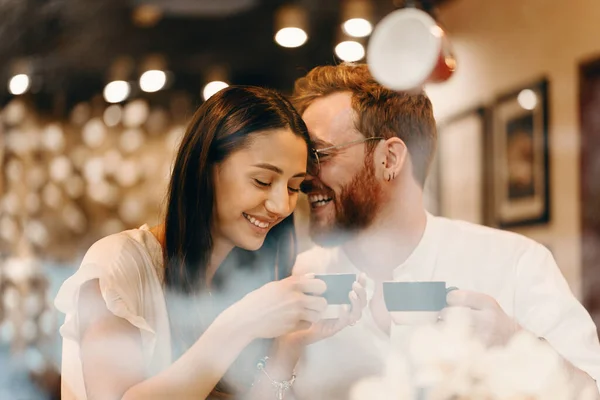 Loving Couple Coffee Shop Happy Young Couple Drinking Coffee Smiling — Stock Photo, Image