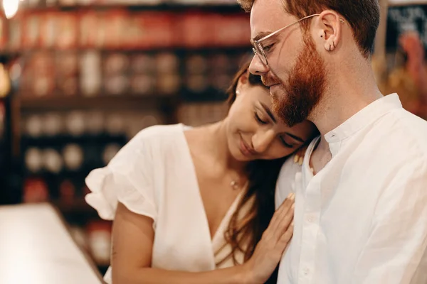 Una Pareja Cariñosa Una Cafetería Feliz Joven Pareja Está Bebiendo —  Fotos de Stock