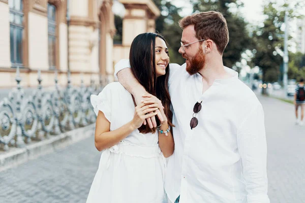 Verliebte Paare Spazieren Durch Die Stadt Glücklich Zusammen Sein Schönes — Stockfoto
