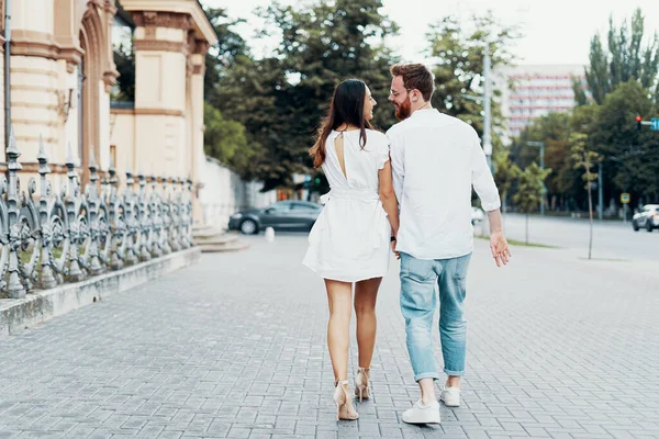 Aşık Bir Çift Şehirde Yürüyor Birlikte Olmaktan Mutluyum Güzel Genç — Stok fotoğraf