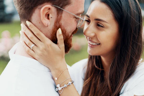 Joven Pareja Feliz Abrazándose Calle Ciudad Feliz Estar Juntos Primer —  Fotos de Stock