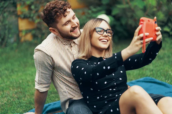 Pareja Joven Enamorada Tomando Una Selfie Con Una Cámara Instantánea — Foto de Stock