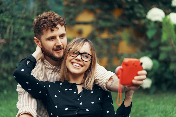 Mladí Manželé Milují Okamžitou Kamerou Ležet Trávě Dvoře Svého Domu — Stock fotografie