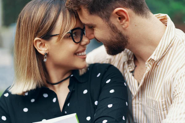 Retrato Cerca Una Pareja Amorosa Patio Trasero Propia Casa — Foto de Stock