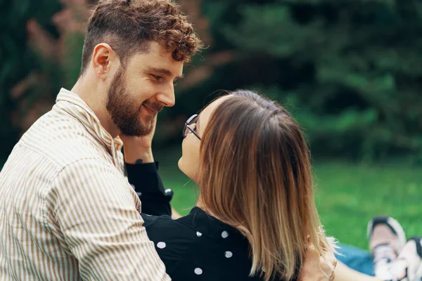 Retrato Cerca Una Pareja Amorosa Patio Trasero Propia Casa — Foto de Stock