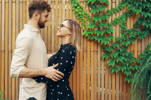 Retrato Cerca Una Pareja Amorosa Patio Trasero Propia Casa —  Fotos de Stock