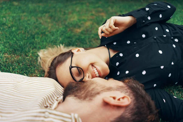 Couple Amoureux Couché Sur Herbe Dans Cour Leur Propre Maison — Photo