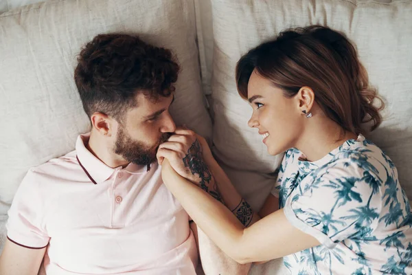 Aşık Çift Yatakta Kucaklıyor Adam Kız Arkadaşına Sarılıp Öpüyor Üstte — Stok fotoğraf
