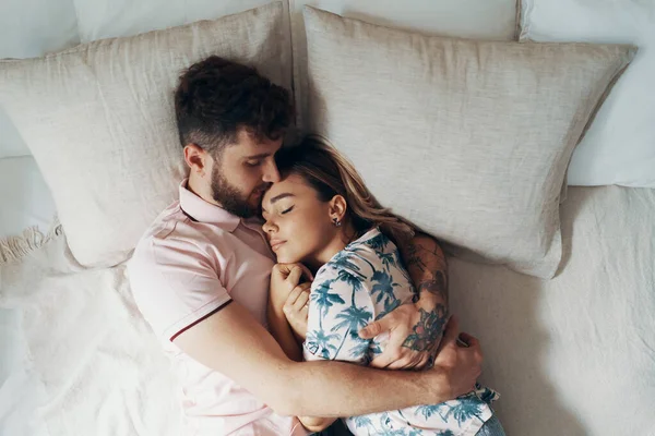 Aşık Çift Yatakta Kucaklıyor Adam Kız Arkadaşına Sarılıp Öpüyor Üstte — Stok fotoğraf