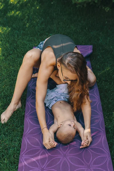 Mãe Fazendo Ioga Bebê Para Seu Filho Tapete Quintal — Fotografia de Stock