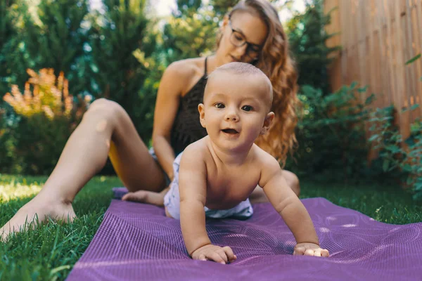 Mutter Macht Baby Yoga Für Ihren Sohn Auf Einer Matte — Stockfoto