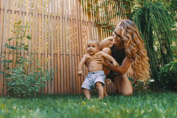 Bebé Niño Sus Primeros Pasos Con Ayuda Mamá Hierba Verde — Foto de Stock