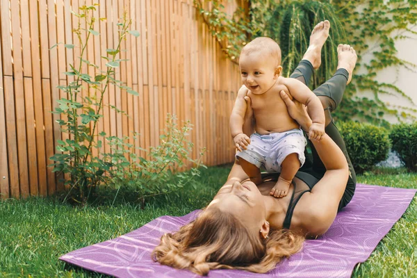 Mãe Fazendo Ioga Bebê Para Seu Filho Tapete Quintal — Fotografia de Stock