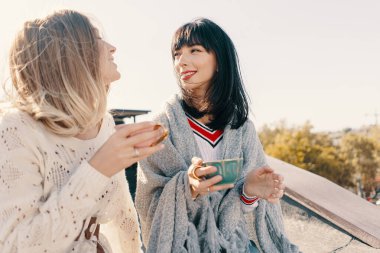 İki çekici kız çay partisinden zevk alıyor. Sağlıklı karabuğday çayı içmek. Sağlık hizmeti ya da bitkisel tıp konsepti.