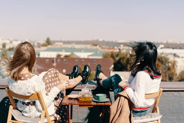 Two Attractive Girls Enjoy Tea Party Rooftop Overlooking City Drinking — ストック写真