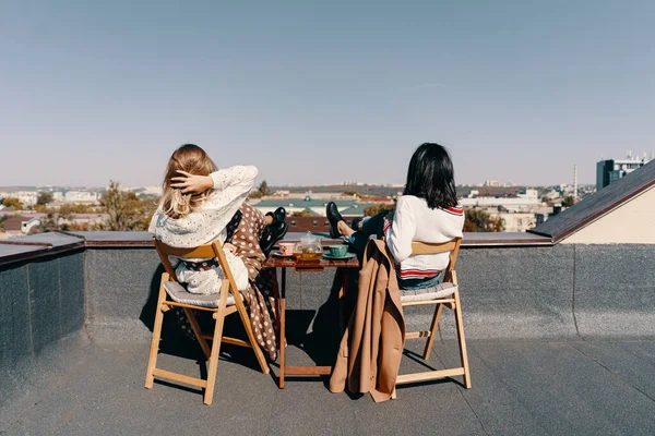 Две Привлекательные Девушки Наслаждаются Чаепитием Крыше Видом Город Пью Здоровый — стоковое фото